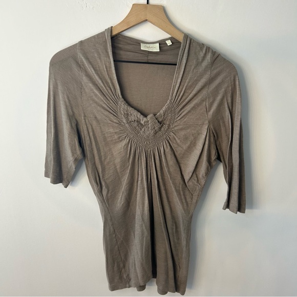 Deletta Tops - Deletta from Anthropologie Women’s Brown Short Sleeve V-Neck Tee, Size Large